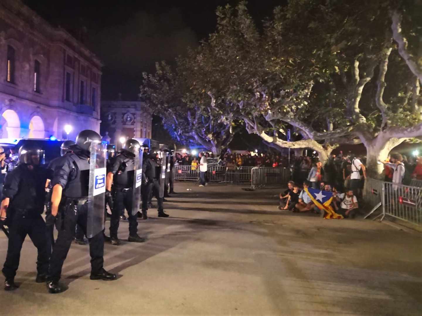 Los Mossos, a las puertas del Parlament.