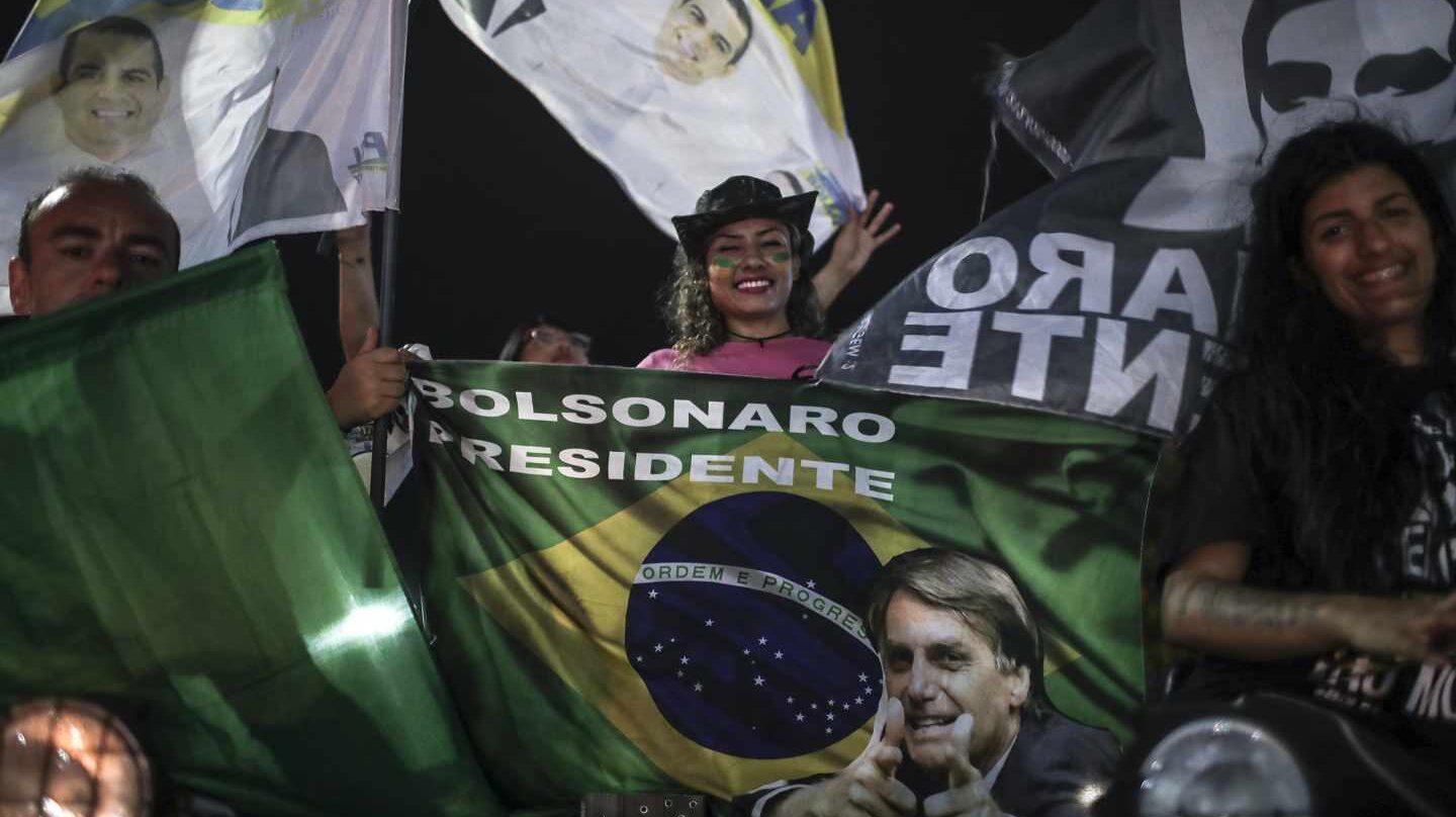 Partidarios de Bolsonaro aclaman a su líder.