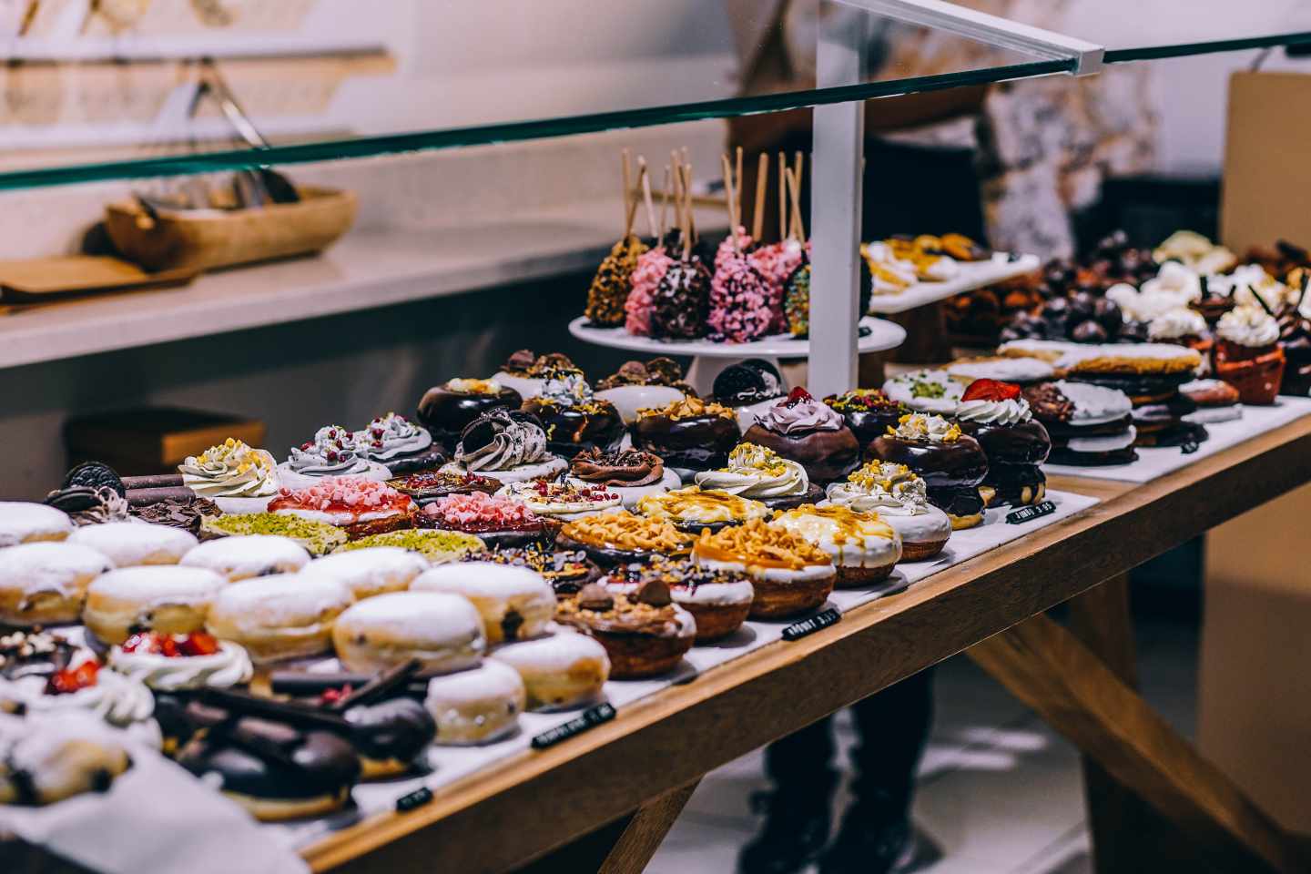 Mesa llena de postres y dulces