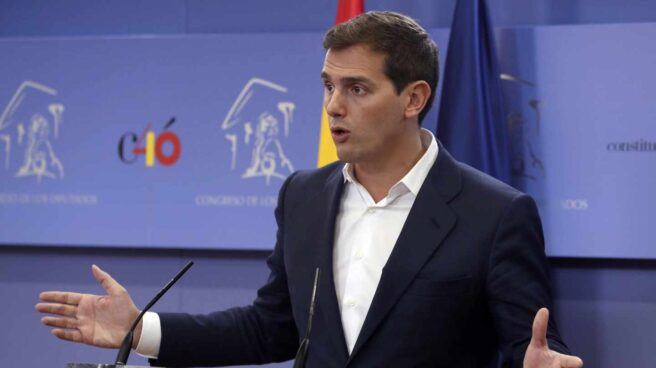 El presidente de Ciudadanos, Albert Rivera, durante la rueda de prensa esta mañana en el Congreso.Ciudadanos pedirá la comparecencia en pleno del presidente del Gobierno, Pedro Sánchez, para abordar la situación "tan grave" que se vive en Cataluña, que se ha convertido hoy, según el líder del partido, Albert Rivera, "en un territorio sin ley" y cuando esto sucede puede ocurrir "cualquier desgracia".