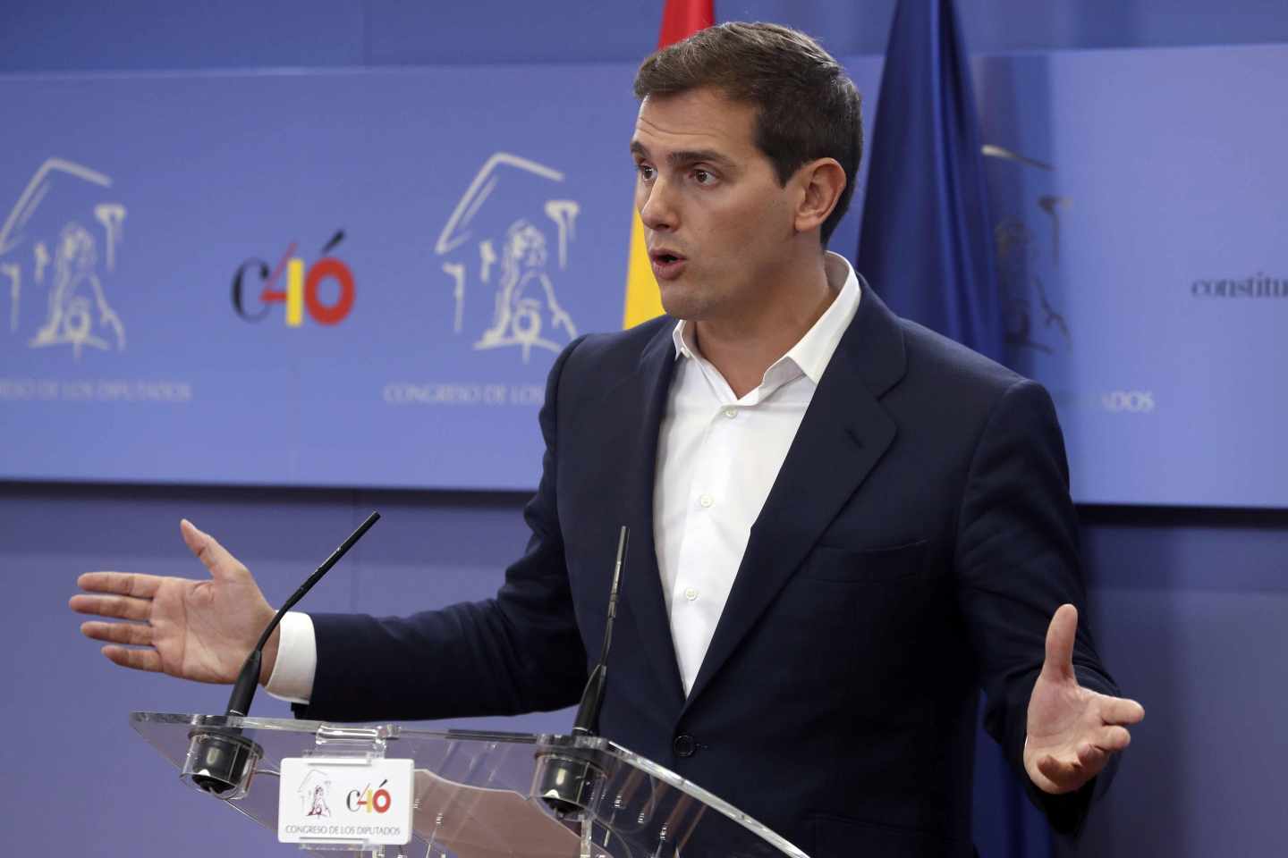 El presidente de Ciudadanos, Albert Rivera, durante la rueda de prensa esta mañana en el Congreso.Ciudadanos pedirá la comparecencia en pleno del presidente del Gobierno, Pedro Sánchez, para abordar la situación "tan grave" que se vive en Cataluña, que se ha convertido hoy, según el líder del partido, Albert Rivera, "en un territorio sin ley" y cuando esto sucede puede ocurrir "cualquier desgracia".