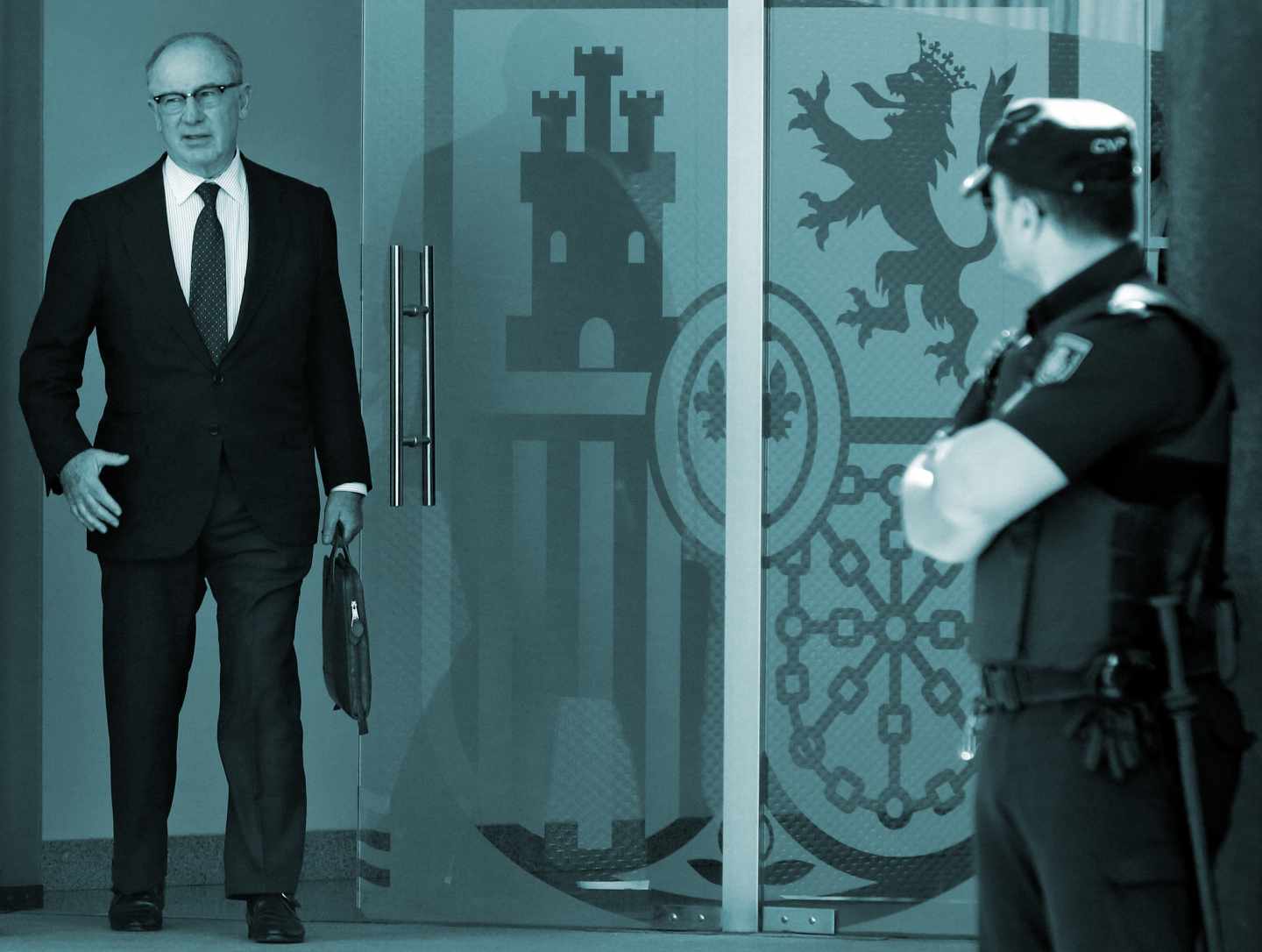 Fotografía de archivo, tomada el 07/10/2016, del expresidente de Caja Madrid Rodrigo Rato a la salida de la Audiencia Nacional en San Fernando de Henares. El Tribunal Supremo ha confirmado hoy la pena de cuatro años y medio de prisión impuesta por la Audiencia Nacional a Rato por apropiación indebida continuada en el caso de las tarjetas "black" de la entidad.