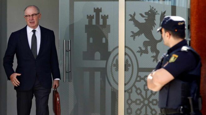 La Audiencia Nacional frustra el último intento de Rato para evitar entrar en prisión Fotografía de archivo, tomada el 07/10/2016, del expresidente de Caja Madrid Rodrigo Rato a la salida de la Audiencia Nacional en San Fernando de Henares. El Tribunal Supremo ha confirmado hoy la pena de cuatro años y medio de prisión impuesta por la Audiencia Nacional a Rato por apropiación indebida continuada en el caso de las tarjetas "black" de la entidad.