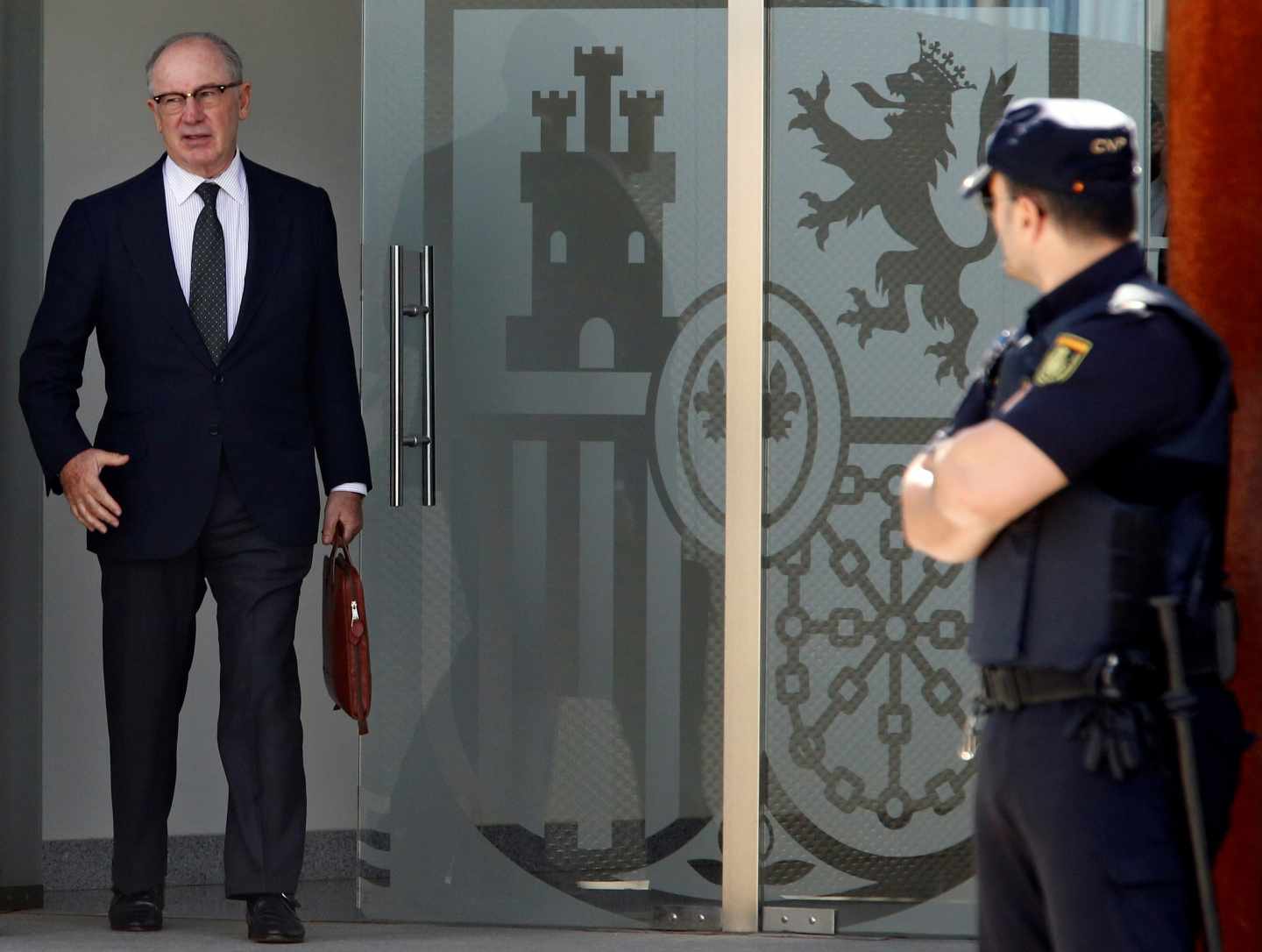 Fotografía de archivo, tomada el 07/10/2016, del expresidente de Caja Madrid Rodrigo Rato a la salida de la Audiencia Nacional en San Fernando de Henares. El Tribunal Supremo ha confirmado hoy la pena de cuatro años y medio de prisión impuesta por la Audiencia Nacional a Rato por apropiación indebida continuada en el caso de las tarjetas "black" de la entidad.