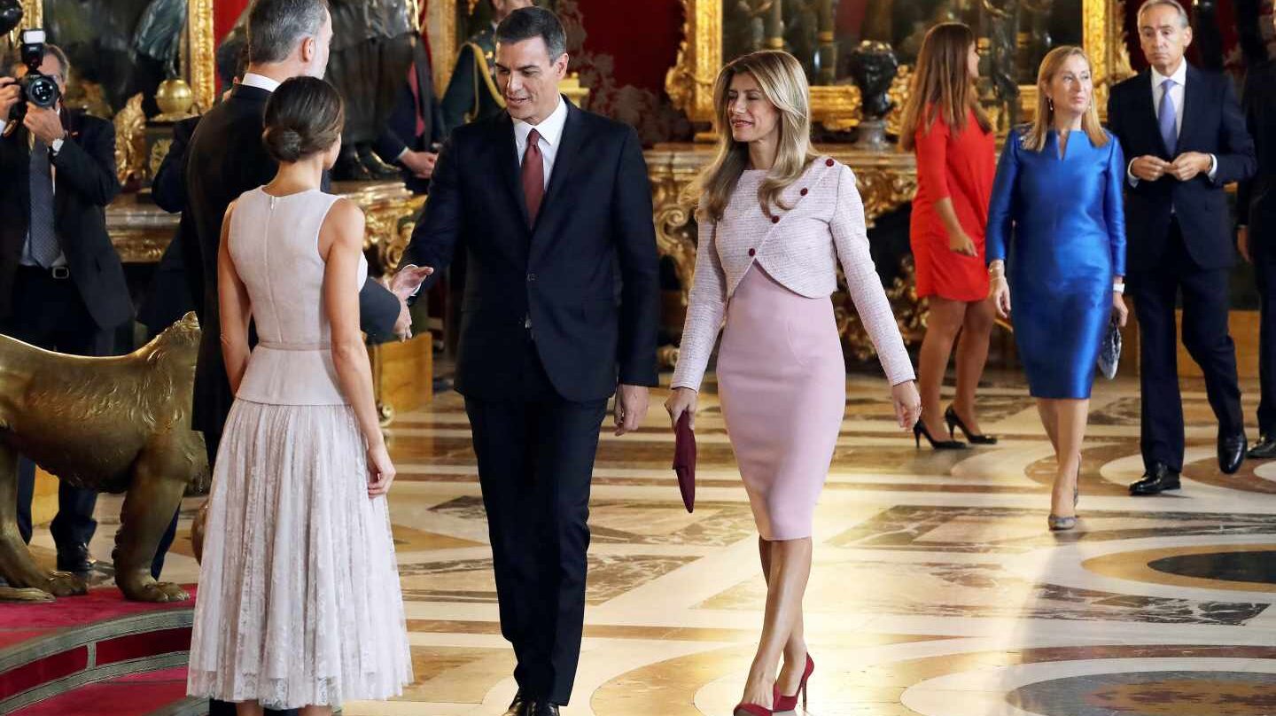 Pedro Sánchez saluda a los Reyes en la recepción del Día de la Hispanidad.