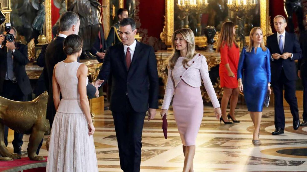 Pedro Sánchez saluda a los Reyes en la recepción del Día de la Hispanidad.