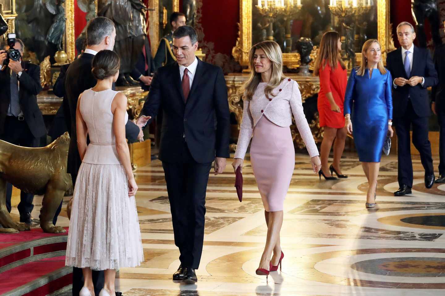 Pedro Sánchez saluda a los Reyes en la recepción del Día de la Hispanidad.