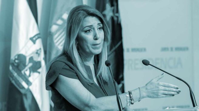 La presidenta de la Junta de Andalucía, Susana Díaz, durante su comparecencia esta tarde en el Palacio de San Telmo en Sevilla, tras firmar el decreto de disolución del Parlamento autonómico y de la convocatoria de elecciones andaluzas anticipadas para el próximo 2 de diciembre.