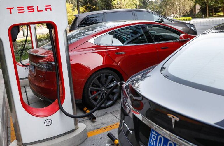 Tesla cierra "el mejor trimestre de la historia" y es rentable por primera vez en dos años