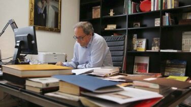 Torra difunde una foto trabajando en su despacho en la Fiesta de la Hispanidad