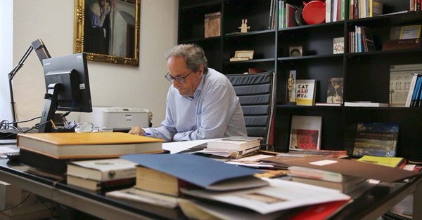 Quim Torra, trabajando en su despacho el Día de la Hispanidad.