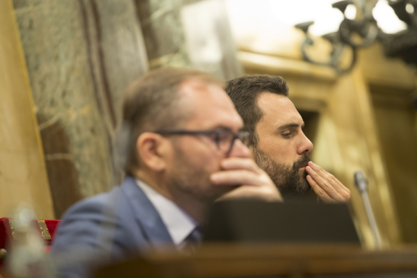 Costa: "hay que evitar la foto Torrent-Aragonés" con el cheque de la donación del Parlament
