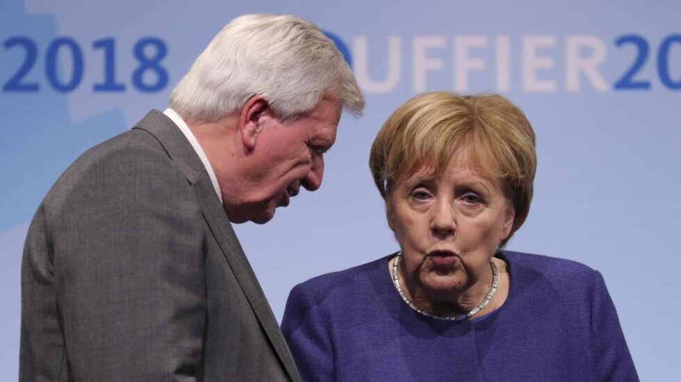Volker Bouffier, jefe del goiberno de Hesse, de la CDU, junto a la canciller Angela Merkel, en campaña electoral.