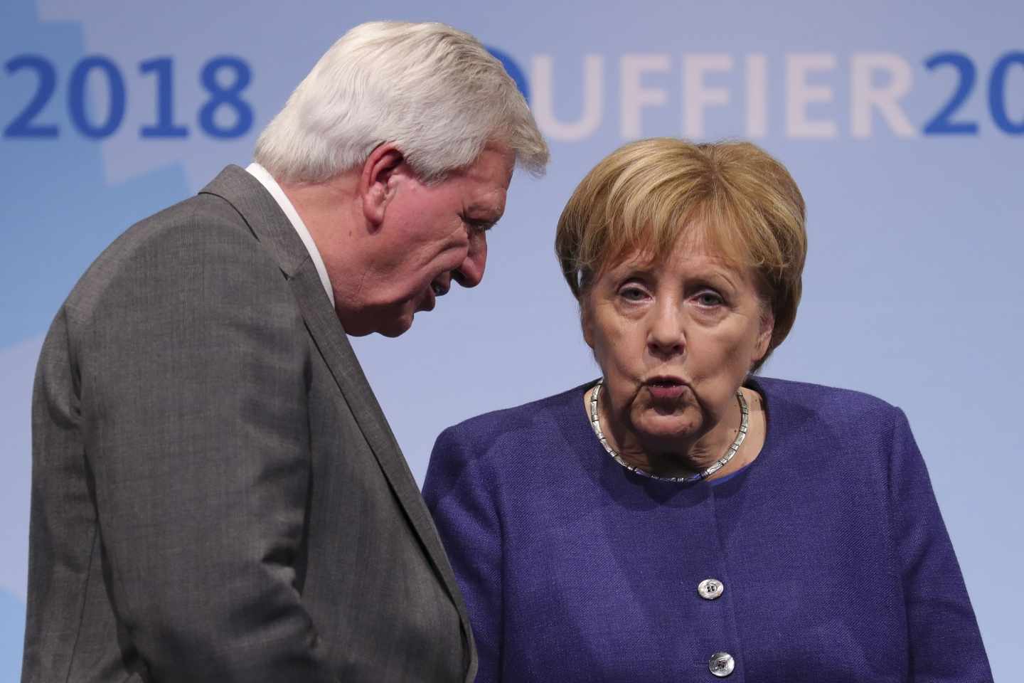 Volker Bouffier, jefe del goiberno de Hesse, de la CDU, junto a la canciller Angela Merkel, en campaña electoral.