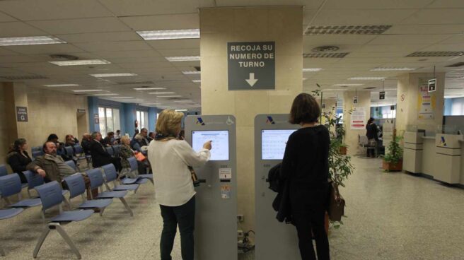 Dos mujeres piden turno en una oficina de la Agencia Tributaria.