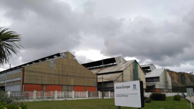 Alcoa cierra sus plantas en Avilés y A Coruña y culpa al precio de la electricidad en España