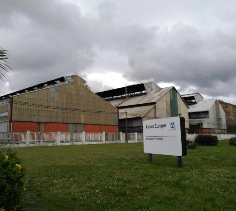 Alcoa cierra sus plantas en Avilés y A Coruña y culpa al precio de la electricidad en España