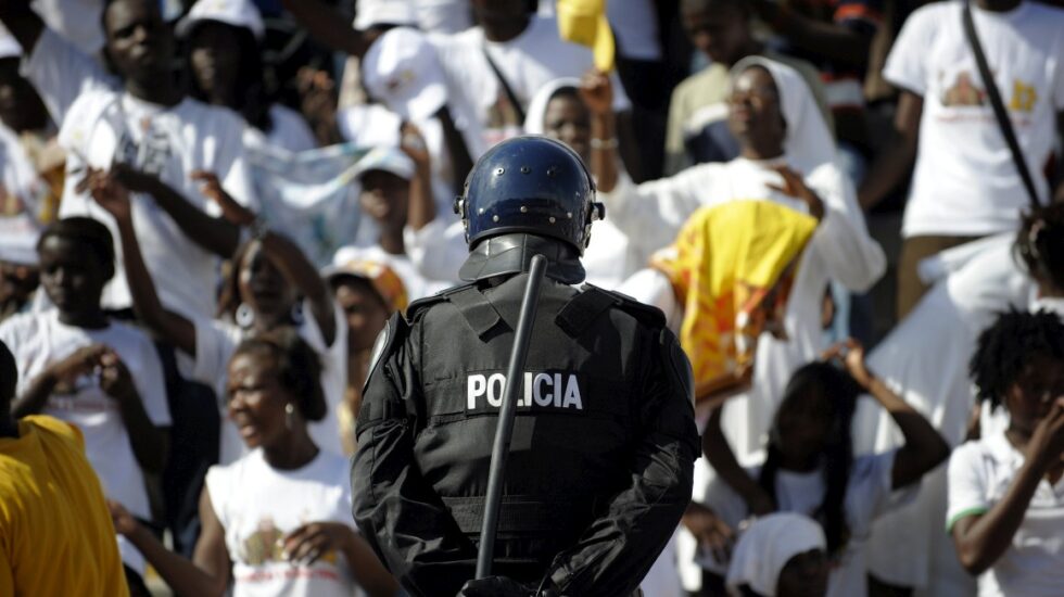 Un policía angoleño, durante una manifestación.