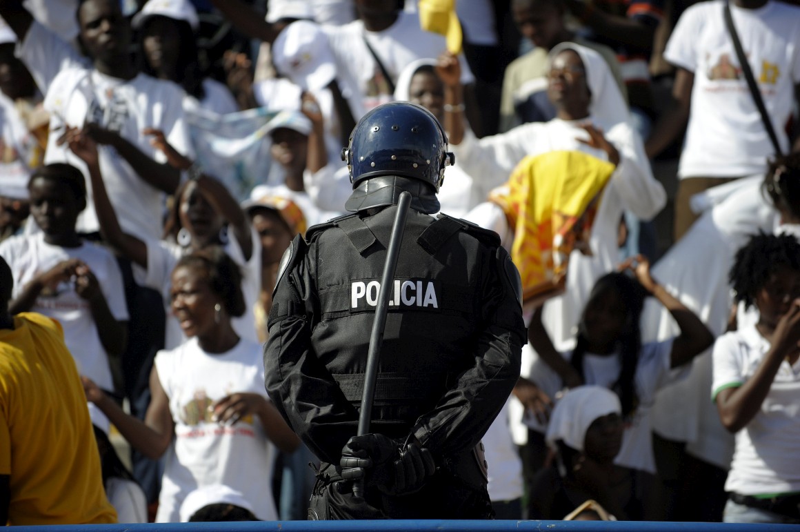 Un policía angoleño, durante una manifestación.