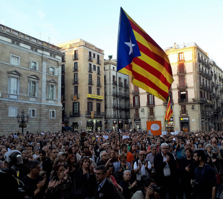 Un año de 'realismo mágico' catalán: de la república fantasma a la fractura total