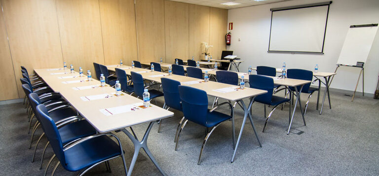 La escuela VIP de brókeres y banqueros suspende pagos