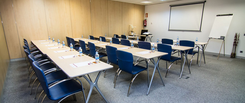 Aula vacía en un centro de negocios.