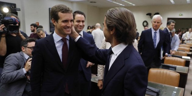 Casado junto a Aznar el día que el ex presidente fue a declarar ante la comisión que investiga la financiación del PP