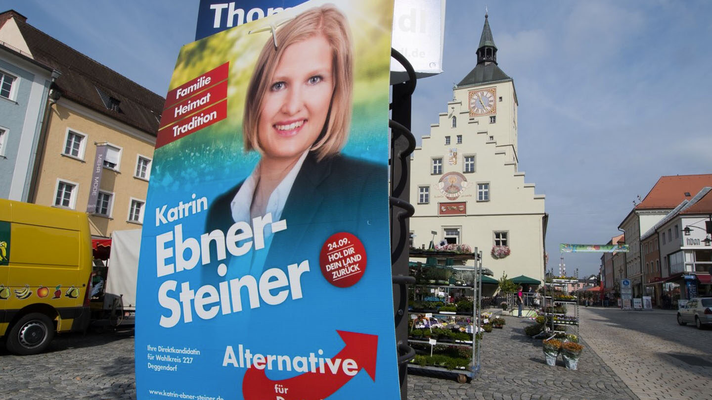 Cartel electoral de la candidata de Alterantiva para Alemania, Katrin Ebner-Steiner, en Baviera.