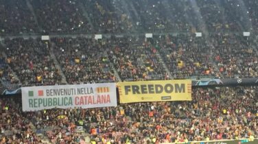 La grada del Barça da la "bienvenida a la república catalana" a los aficionados del Inter