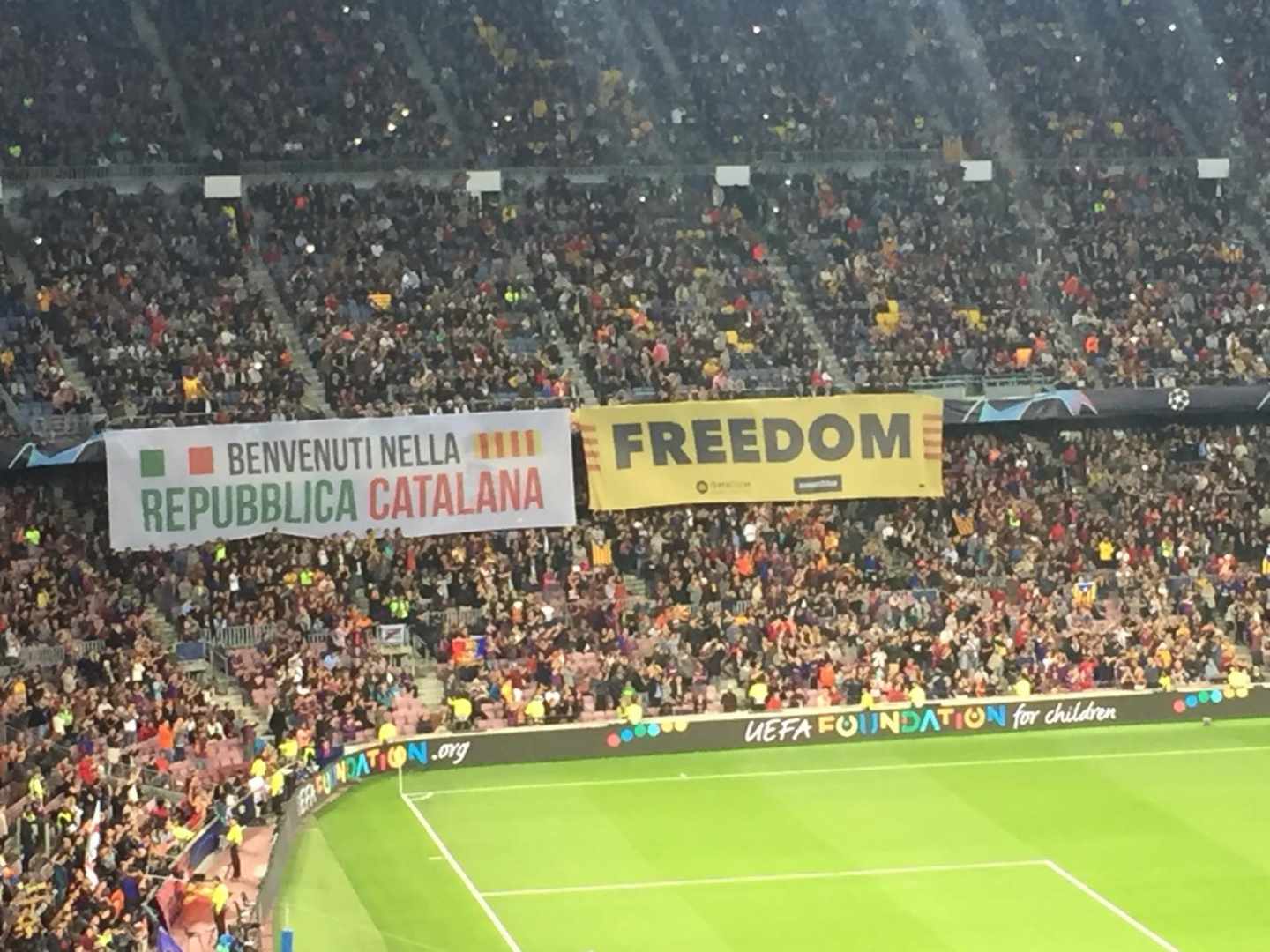 Pancarta para recibir en el Camp Nou al Inter de Milán: "Bienvenidos a la República Catalana"