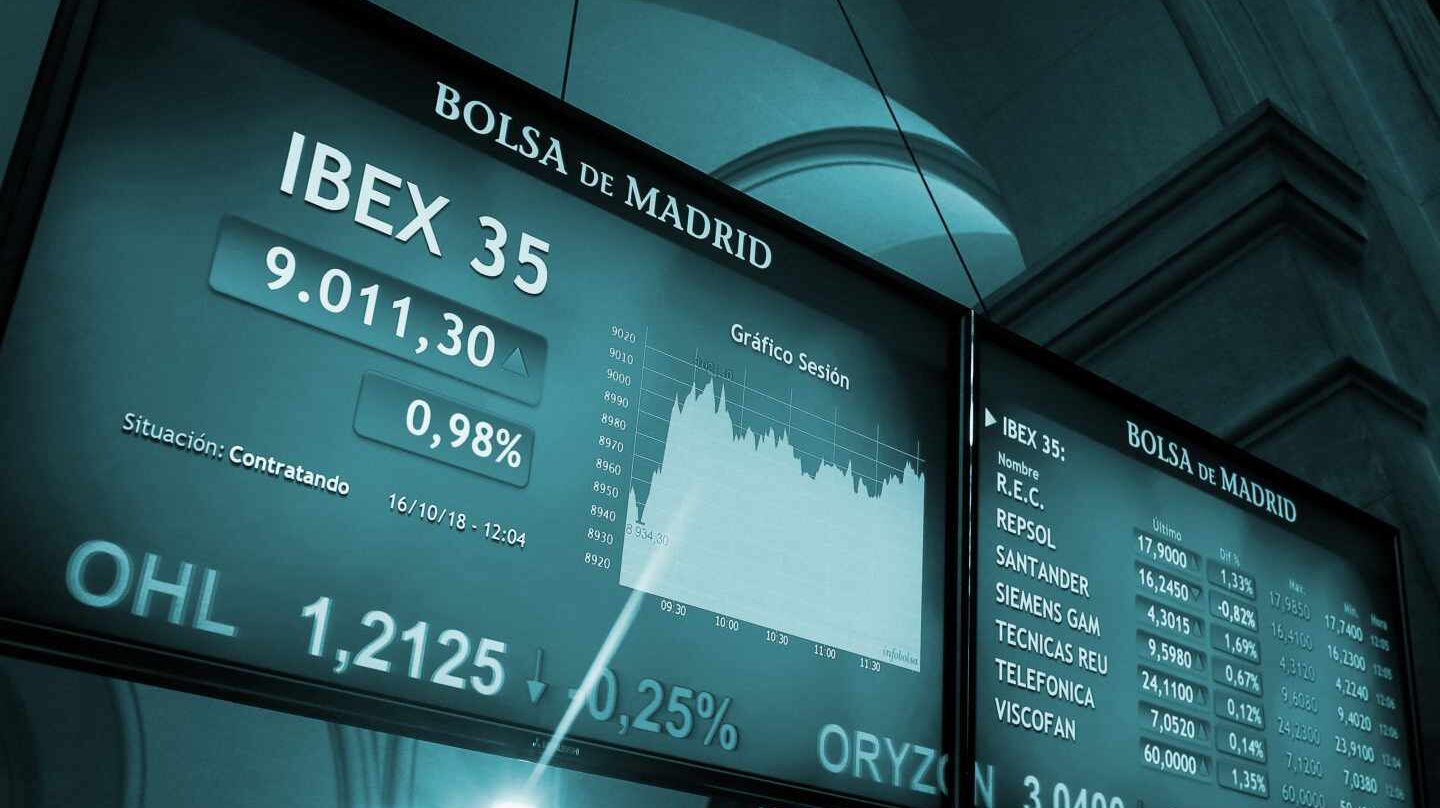 Pantallas de cotización en el interior de la Bolsa de Madrid.