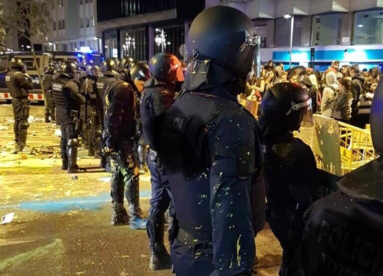 Antidisturbios de los Mossos de descanso se ofrecieron y mandos rechazaron el refuerzo