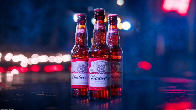 budweiser_cerveza Botella de Budweiser, cerveza del grupo AB-Inbev.
