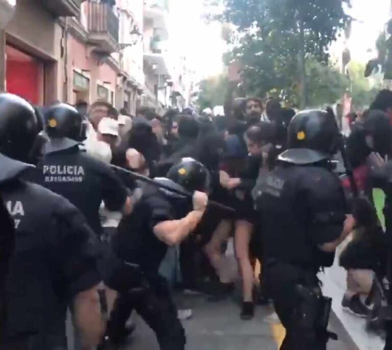 Los Mossos cargan contra los radicales que intentaban reventar otra manifestación españolista en Barcelona