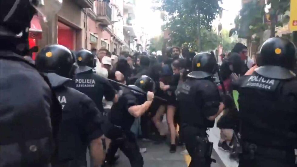 Carga de los Mossos d'Esquadra en la Plaza de Artòs.