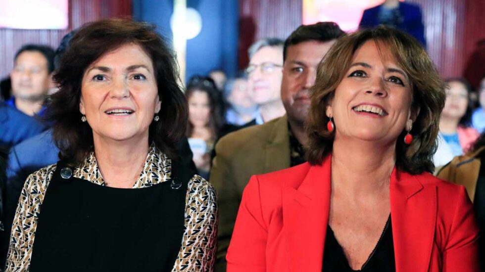 Carmen Calvo y Dolores Delgado, durante la entrega de unos premios literarios.