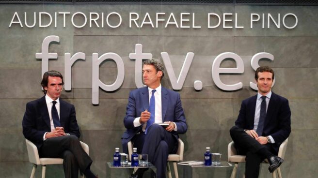 casado aznar El expresidente del Gobierno José María Aznar (2i), junto al presidente del PP, Pablo Casado (2d), y el director de la fundación Rafael del Pino, Vicente J. Montes Gan (d), entre otros, a su llegada a la presentación de su libro "El futuro es hoy" hoy en Madrid.