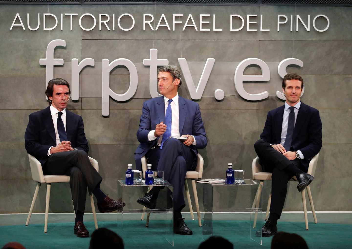 El expresidente del Gobierno José María Aznar (2i), junto al presidente del PP, Pablo Casado (2d), y el director de la fundación Rafael del Pino, Vicente J. Montes Gan (d), entre otros, a su llegada a la presentación de su libro "El futuro es hoy" hoy en Madrid.