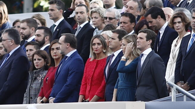 casado-rivera Albert Rivera y Pablo Casado, con sus respectivas parejas, en el pasado desfile del 12-O.