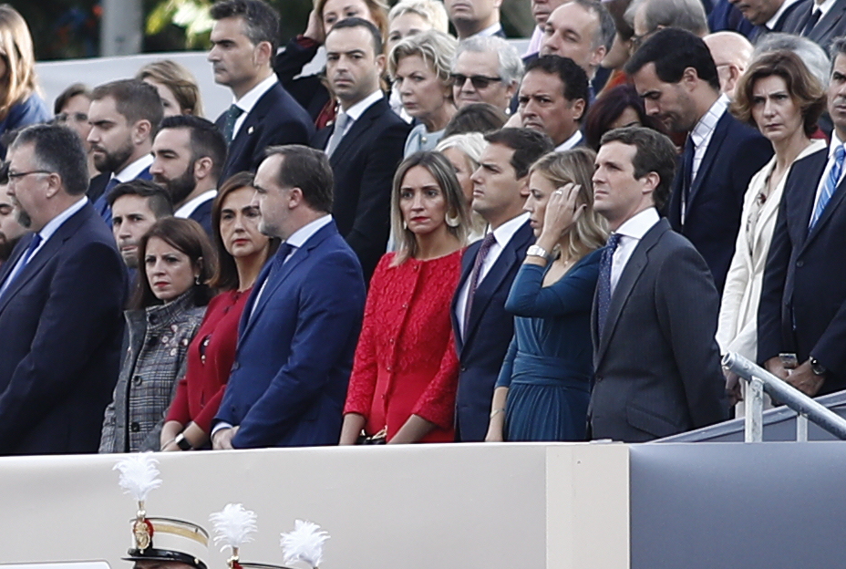 Albert Rivera y Pablo Casado, con sus respectivas parejas, en el pasado desfile del 12-O.