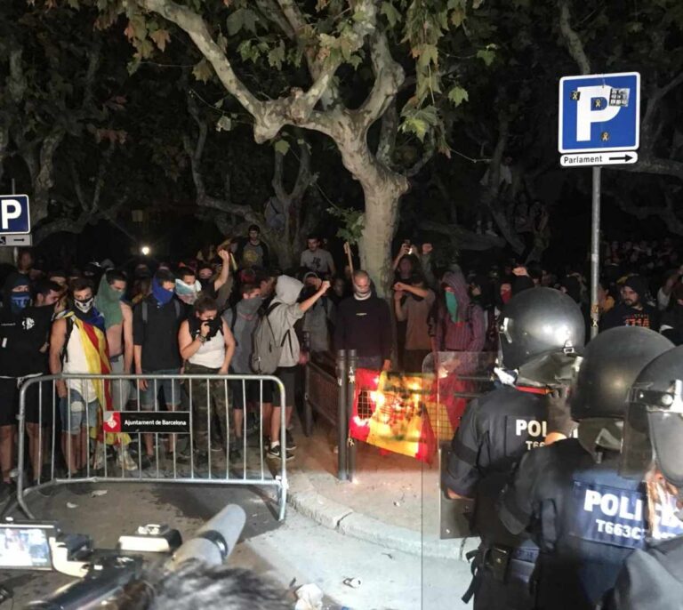 El Govern, cuestionado por no frenar el juicio al agresor de varios mossos el 1-O de 2018