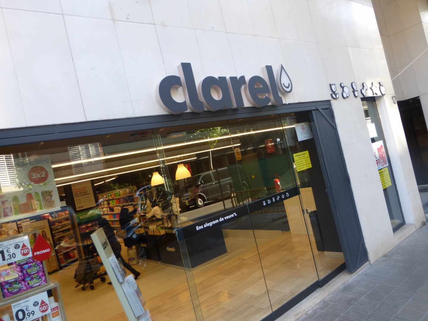Grupo Dia plantea el cierre de tiendas en España y la venta de Clarel.