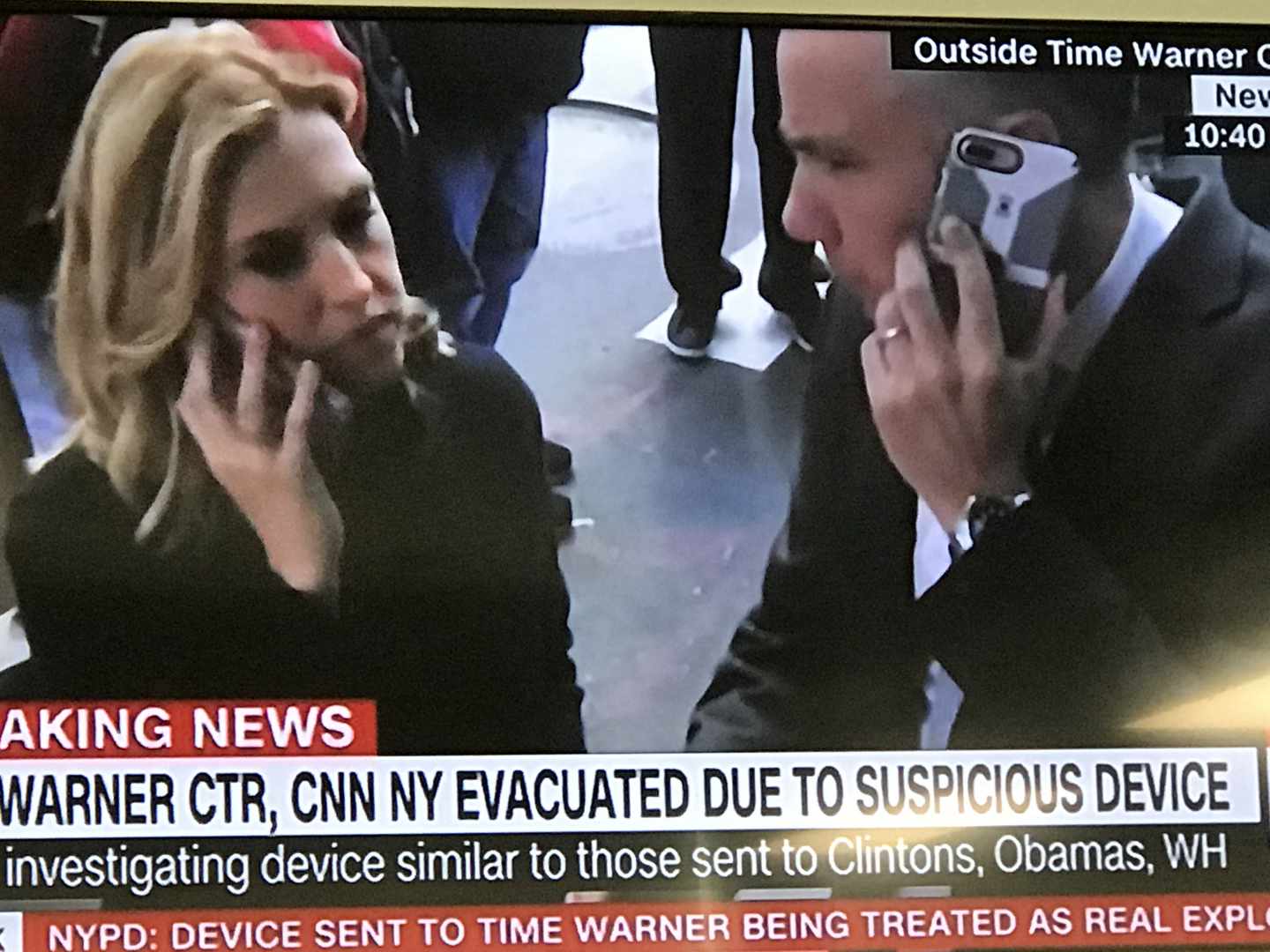 Periodistas de la CNN evacuados del edificio de la Time Warner en Nueva York.