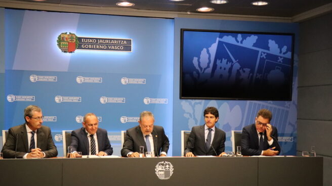 El consejero de Economía, Pedro Azpiazu, junto a los tres diputados generales y el presidente de Eudel.