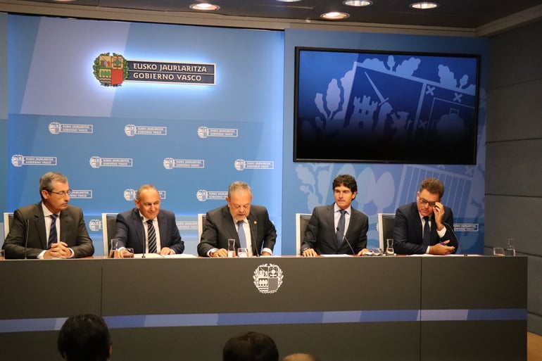 El consejero de Economía, Pedro Azpiazu, junto a los tres diputados generales y el presidente de Eudel.