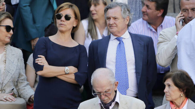 María Dolores de Cospedal e Ignacio López del Hierro, juntos durante una corrida en Las Ventas.