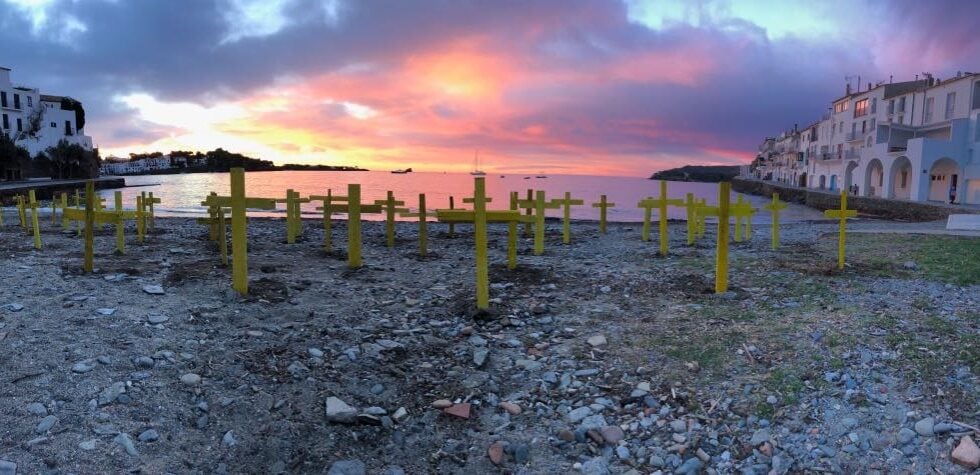 Cruces en apoyo a los presos independentistas en la playa de Cadaqués, Girona.