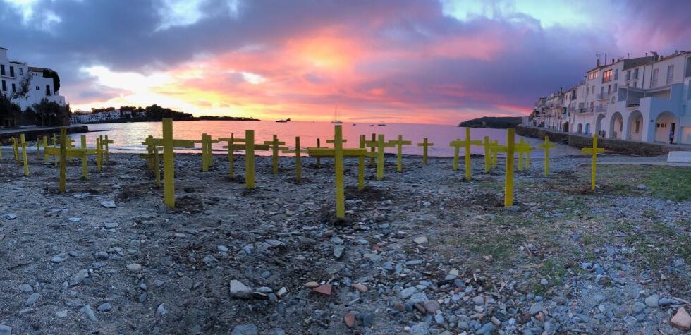 Cruces en apoyo a los presos independentistas en la playa de Cadaqués, Girona.