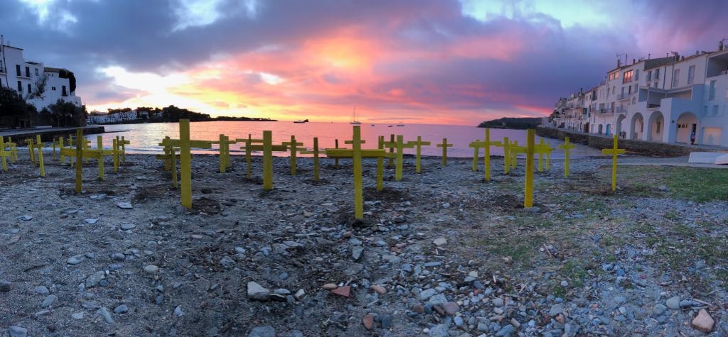 Cruces en apoyo a los presos independentistas en la playa de Cadaqués, Girona.