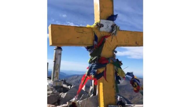 La cruz del Aneto, pintada de amarillo.